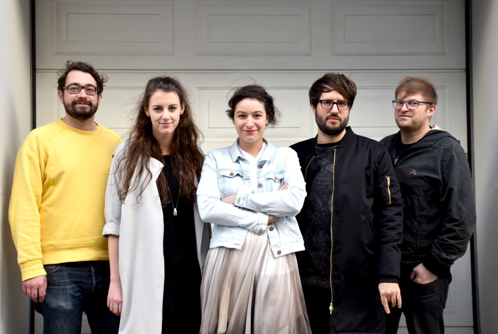 Copyright: Silvia Kluck; oben: Yasmin Vihaus und Amira Ben Saoud; unten: Martin Mühl, Yasmin Vihaus, Amira Ben Saoud, Stefan Niederwieser und Thomas Weber (v.l.n.r.)